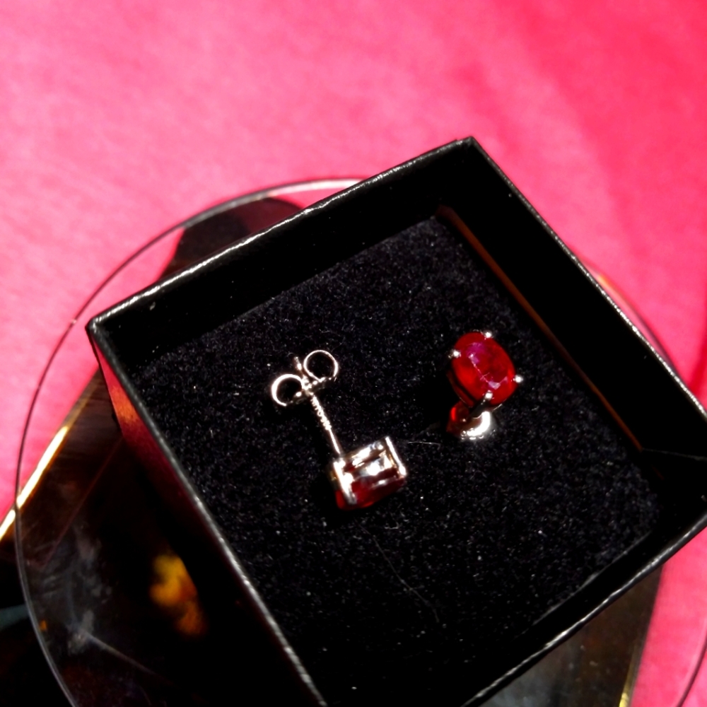 @regaliaboutique's won natural white gold over sterling silver Ruby earring - Picture 1 of 3